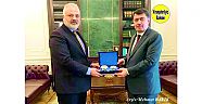 Türkiye Ekonomi Kulübü Genel Başkanı Mehmet Ulutaş ve Ankara Valisi Vasip Şahin'i Makamında Ziyaret ederek Plaket takdim etti