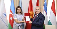 Uluslararası Türk Kültür ve Miras Vakfı Başkanı Günay Efendiyeva, Türkiye'nin  Bakü eski Büyükelçisi Hulusi Kılıç'a plaket takdim etti.