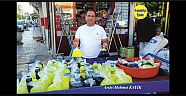  Viranşehir’de Meşhur Limonatacı Hasan olarak Tanınan Hasan Güngör Ramazan Boyunca Her Gün Cumhuriyet Meydanında Biyan Balı ve Limonata satışlarına Başlamıştır
